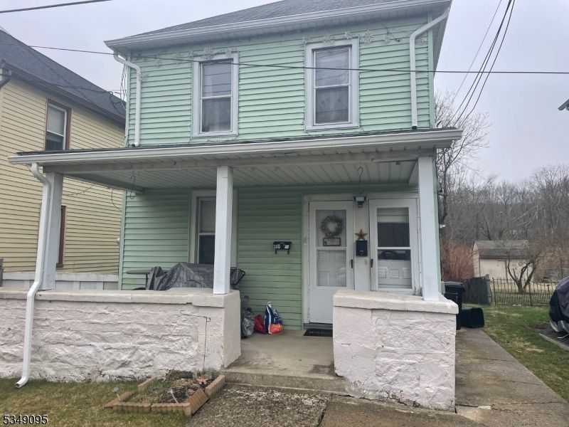 Exterior, Facade, American Foursquare