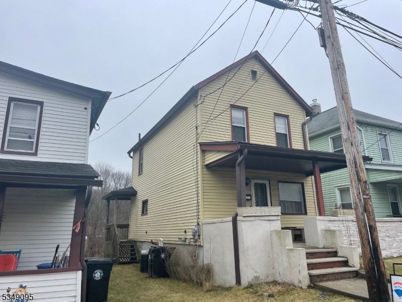 Exterior, Facade, American Foursquare