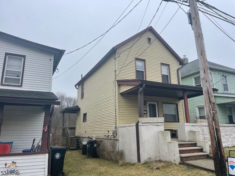 Exterior, Facade, American Foursquare