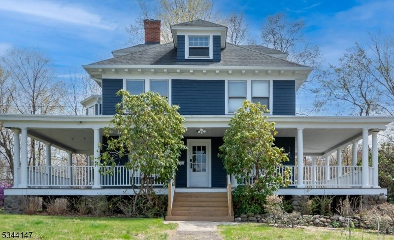 Exterior, Facade, American Foursquare