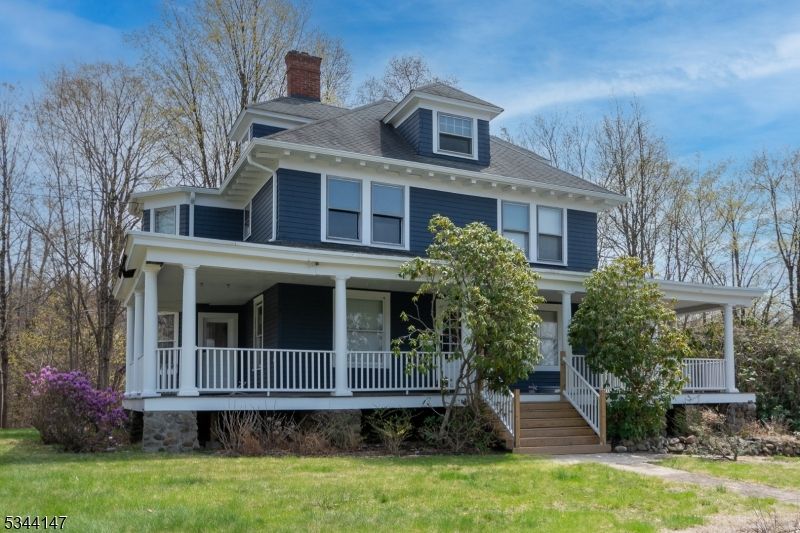 Exterior, Facade, American Foursquare
