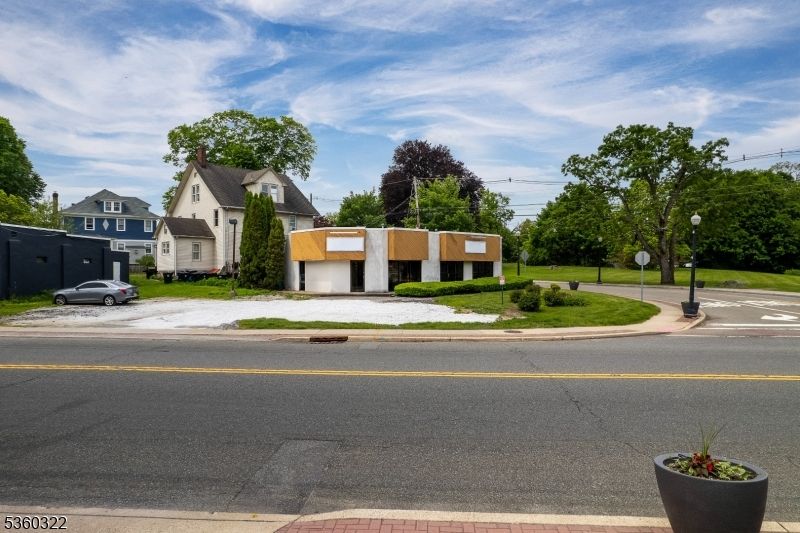 Attached, Exterior, Facade, None