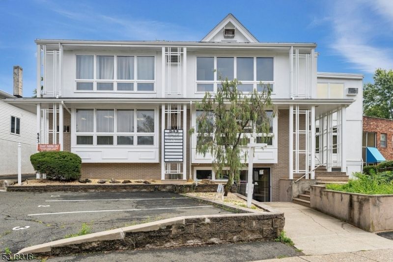 Exterior, Facade, Rowhouse