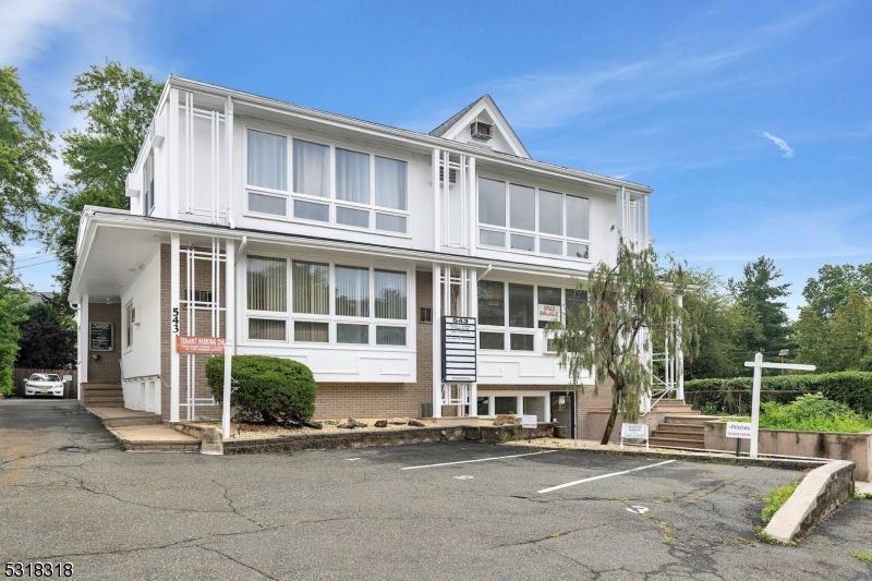 Exterior, Facade, Farmhouse