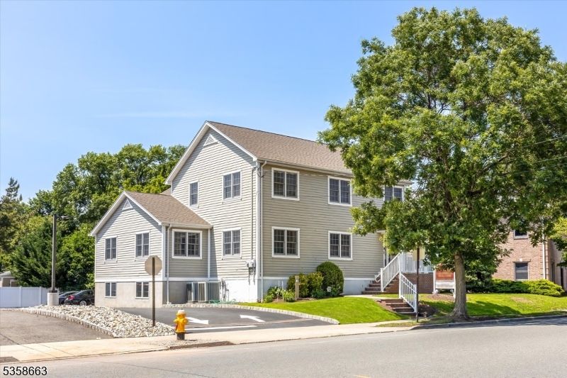 Exterior, Facade, Rowhouse
