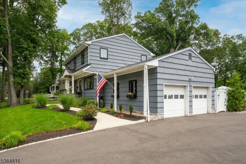 Attached, Exterior, Facade, American Craftsman