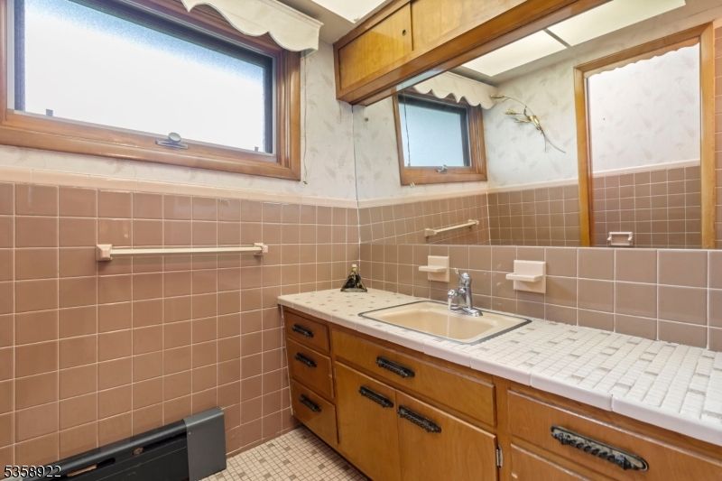 Bathroom, Interior, Tile Countertops