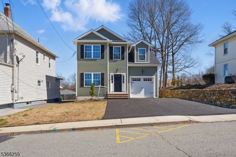 Attached, Exterior, Facade, Queen Anne Victorian