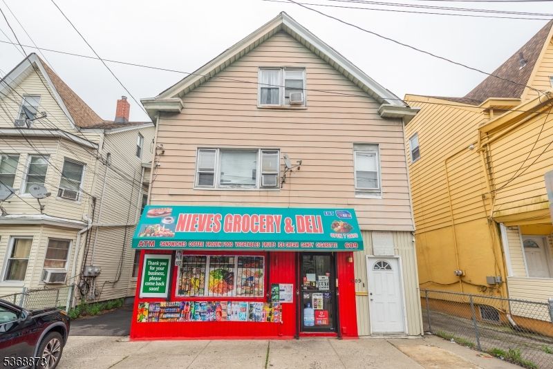 Exterior, Facade, Queen Anne Victorian