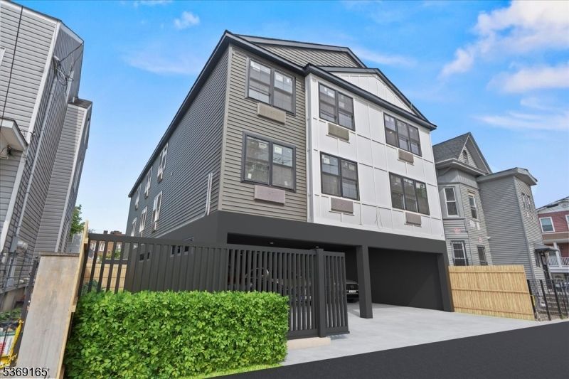 Exterior, Facade, Rowhouse