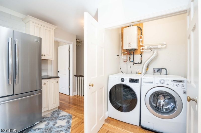 Interior, Washer, Wood Texture Flooring