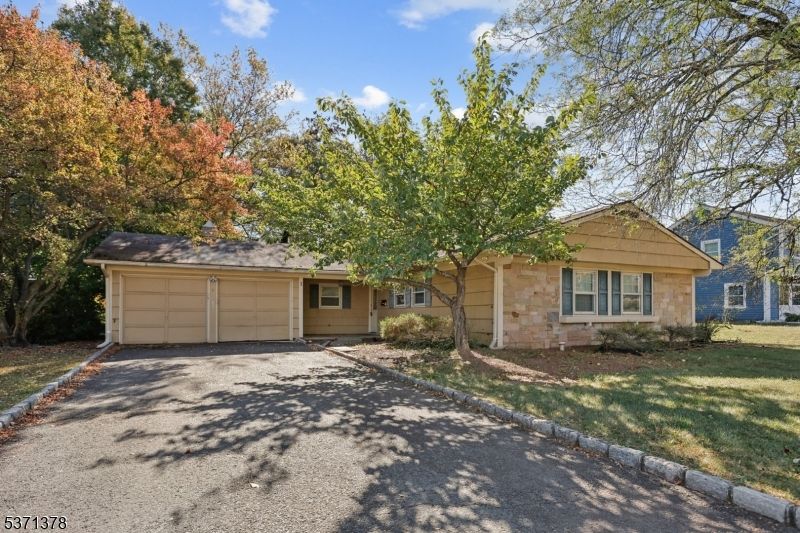 Attached, Exterior, Facade, Ranch