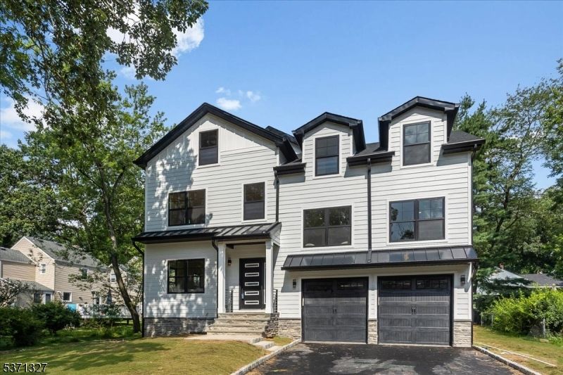 Attached, Exterior, Facade, Farmhouse