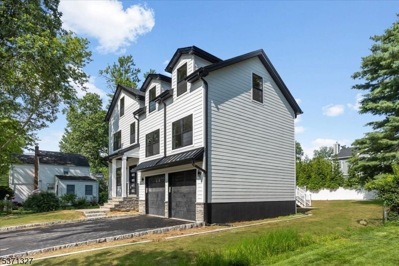 Attached, Exterior, Facade, Queen Anne Victorian