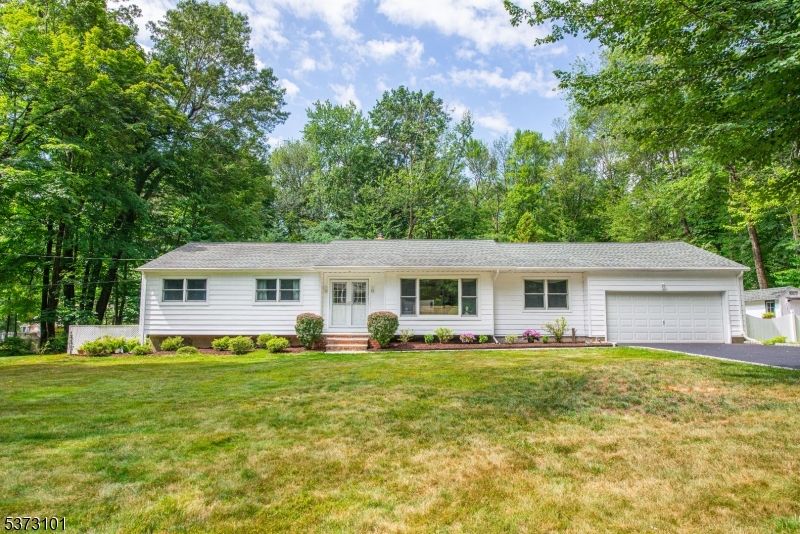 Attached, Exterior, Facade, Ranch