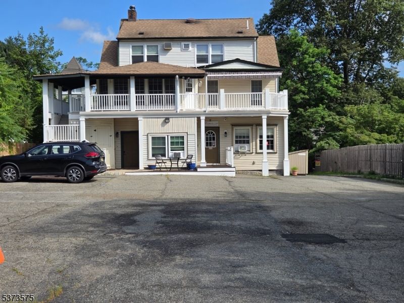 Exterior, Facade, American Foursquare