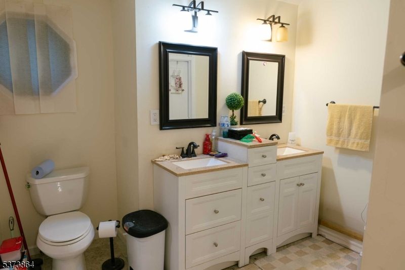 Bathroom, Dual Sink Vanities, Interior
