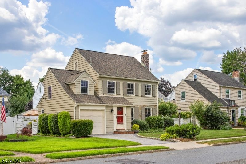 Attached, Exterior, Facade, Cape Cod