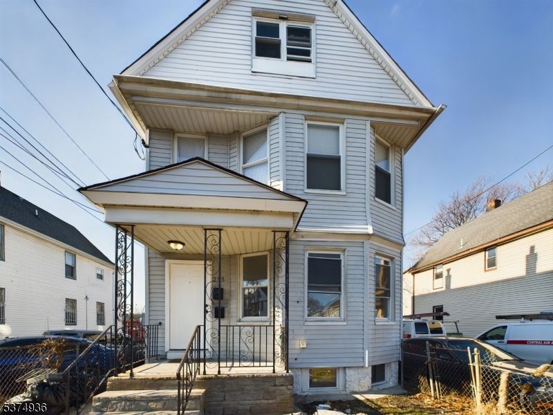 Exterior, Facade, Queen Anne Victorian