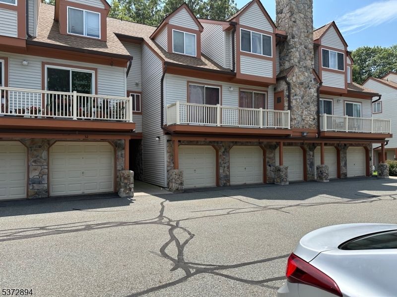 Attached, Exterior, Facade, Rowhouse