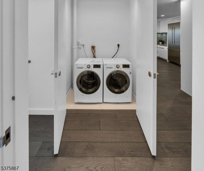 Interior, Recessed Lighting, Washer, Wood Texture Flooring