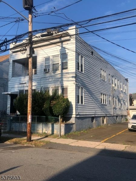 Exterior, Facade, Rowhouse