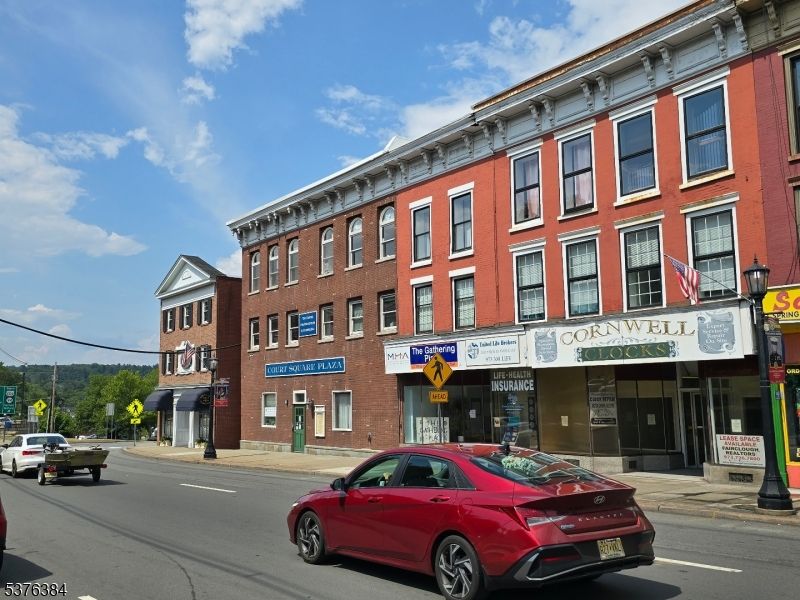 Exterior, Facade, Brick Facade, Chicago School