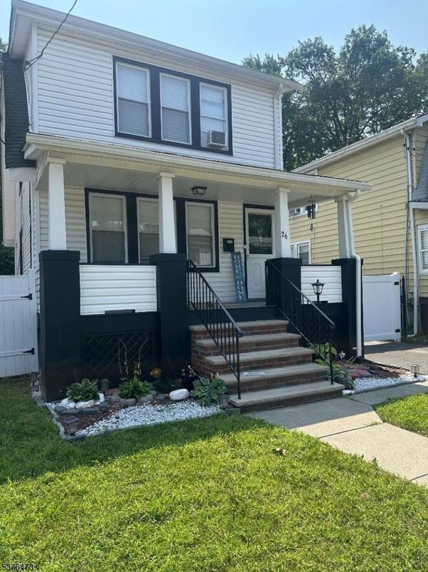 Exterior, Facade, American Foursquare