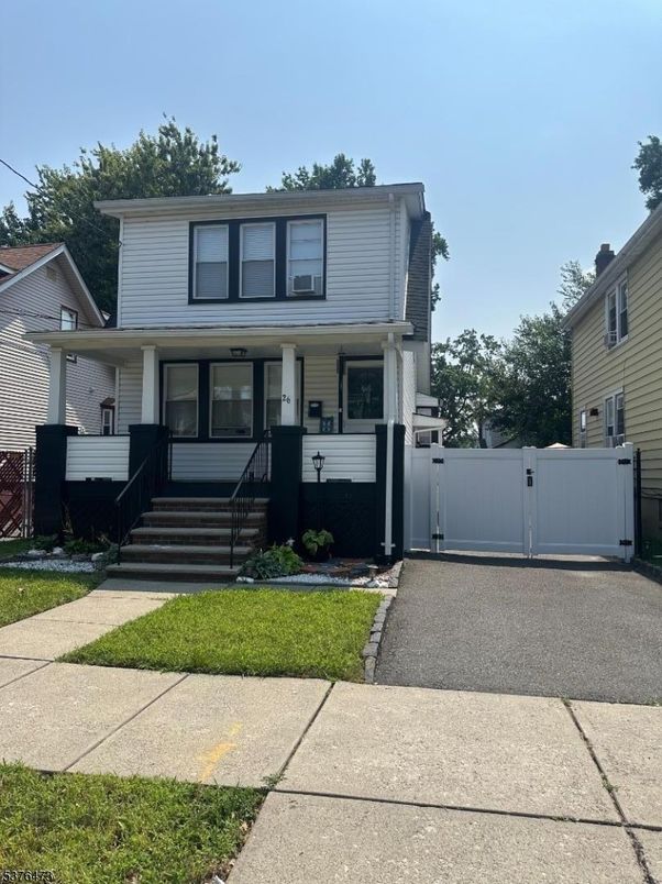 Exterior, Facade, American Foursquare