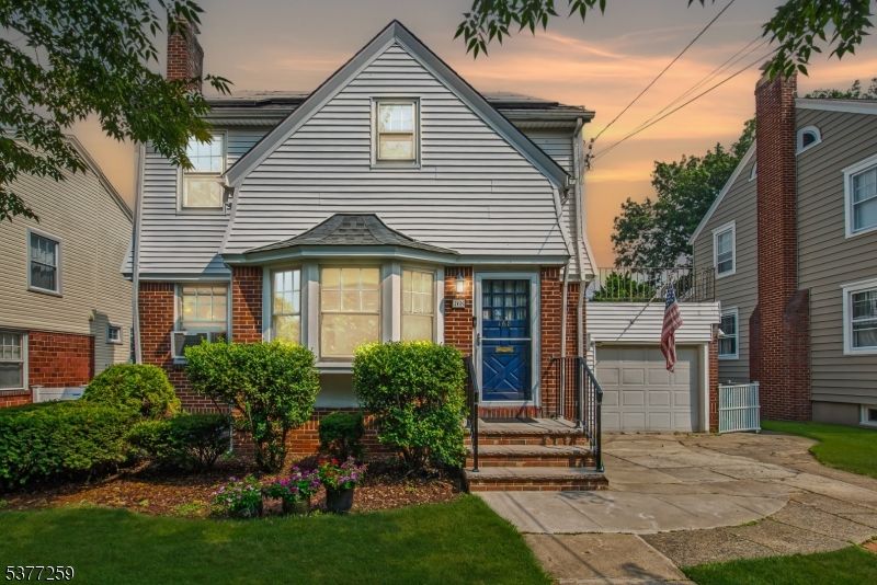 Attached, Exterior, Facade, Brick Facade, Queen Anne Victorian