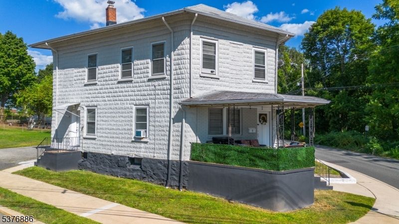 Exterior, Facade, American Foursquare