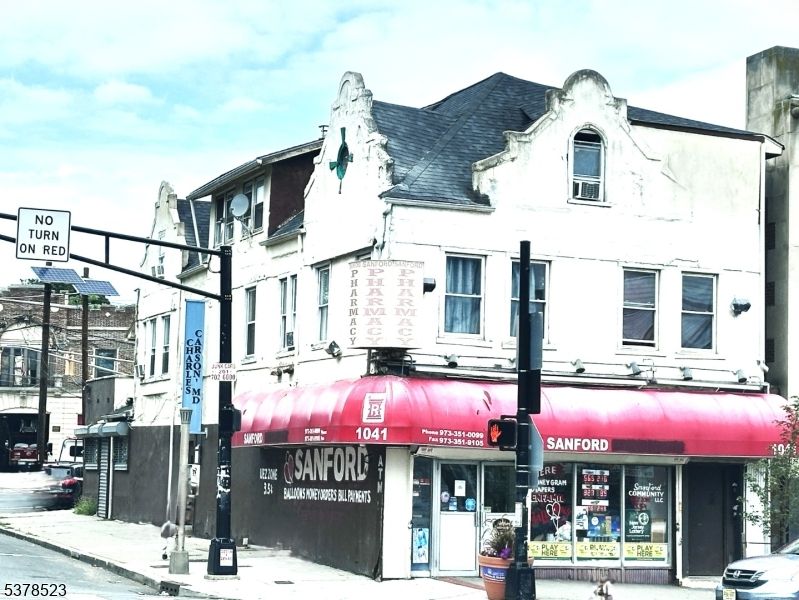 Exterior, Facade, Rowhouse