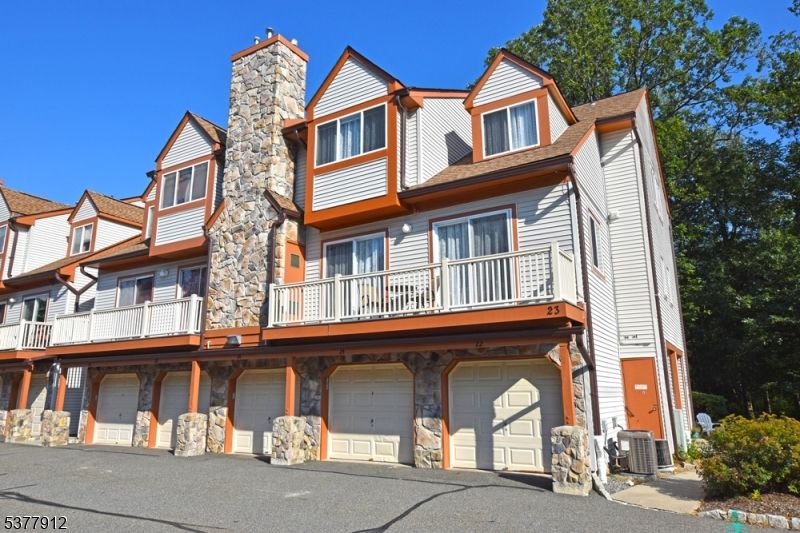 Attached, Exterior, Facade, Rowhouse