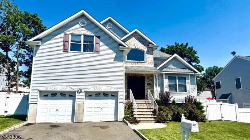 Attached, Exterior, Facade, Queen Anne Victorian