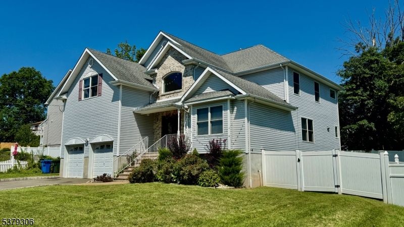 Attached, Exterior, Facade, Queen Anne Victorian