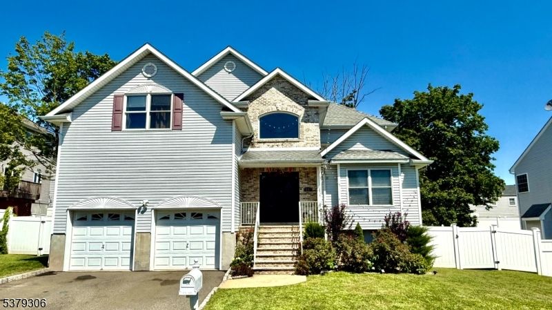 Attached, Exterior, Facade, Queen Anne Victorian