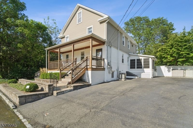 Attached, Exterior, Facade, Farmhouse