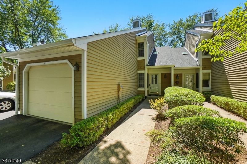 Attached, Exterior, Facade, None