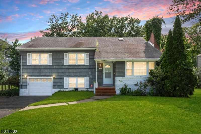 Attached, Exterior, Facade, Split Level