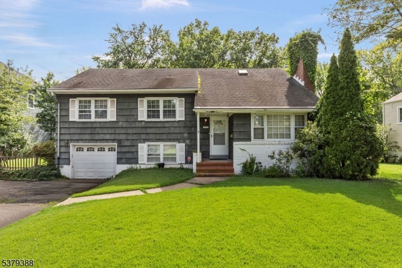 Attached, Exterior, Facade, Split Level