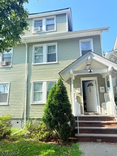 Exterior, Facade, American Foursquare
