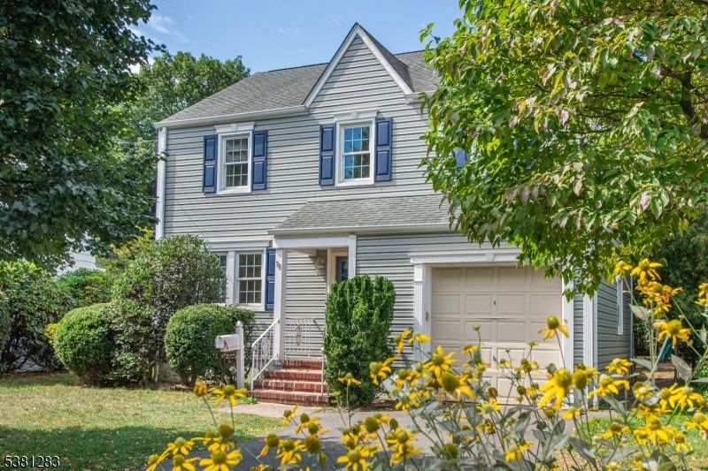 Attached, Exterior, Facade, Queen Anne Victorian