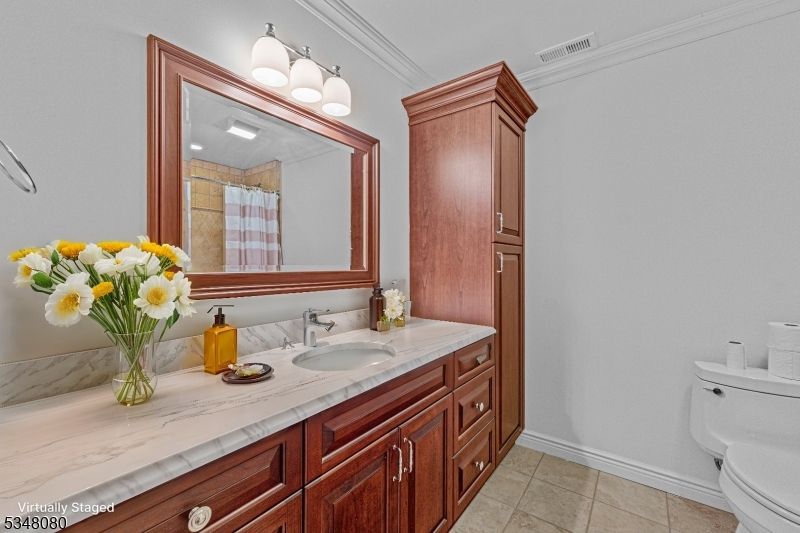 Bathroom, Dual Sink Vanities, Interior