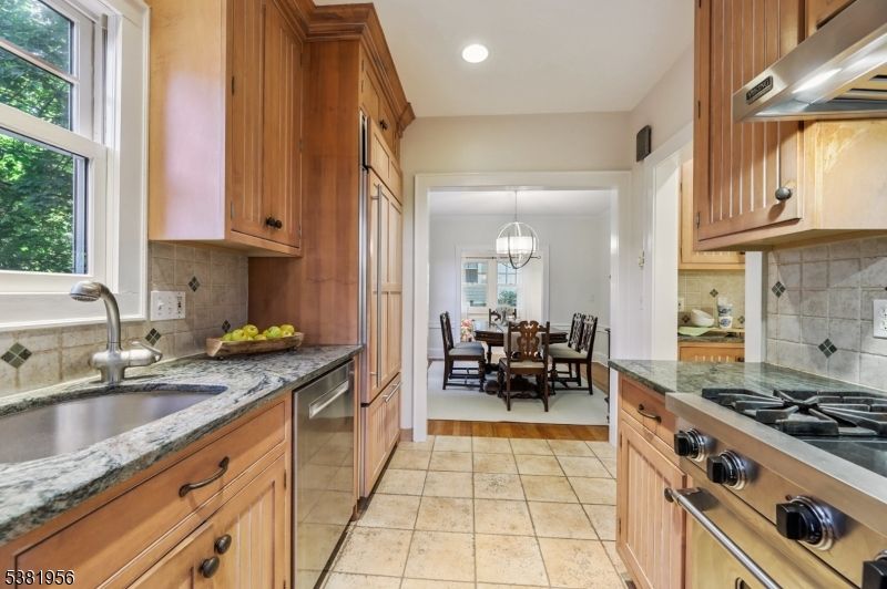Chandelier, Dining room, Interior, Kitchen, Pendant Lights, Recessed Lighting, Stainless Steel Appliances