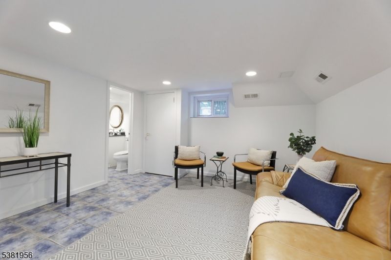 Bathroom, Interior, Living room, Recessed Lighting