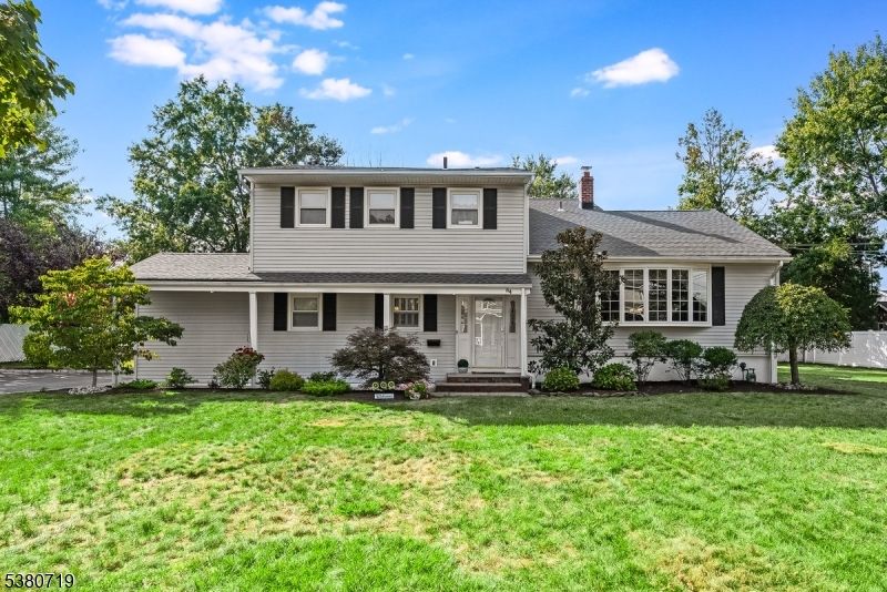 Exterior, Facade, Split Level