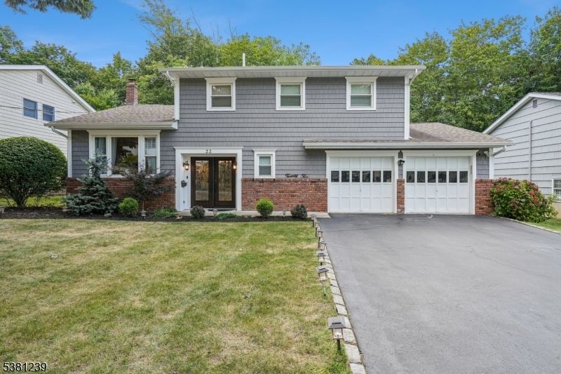 Attached, Exterior, Facade, Split Level