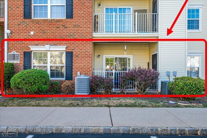 Exterior, Facade, Brick Facade, Rowhouse