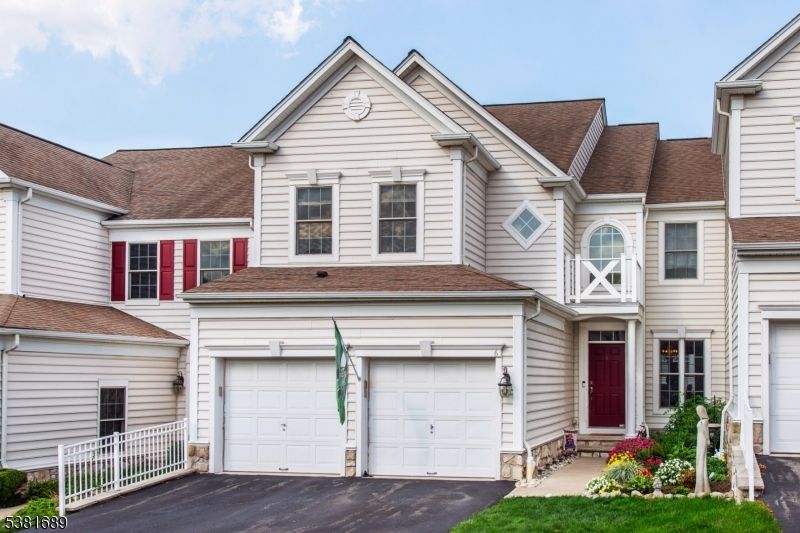 Attached, Exterior, Facade, Rowhouse