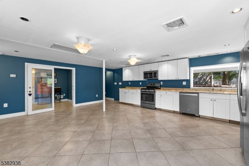 Chandelier, Interior, Kitchen, Recessed Lighting, Stainless Steel Appliances